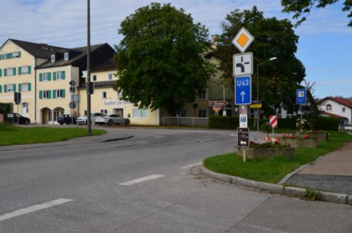 der Vorfahrtsstraße folgen, auch an dieser Kreuzung die sonst nach Kipfenberg führt